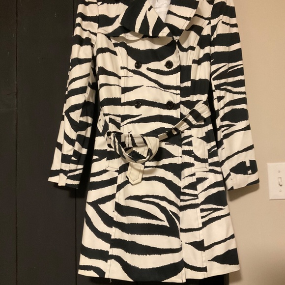 Fun little zebra print trench size 10 - Picture 5 of 5